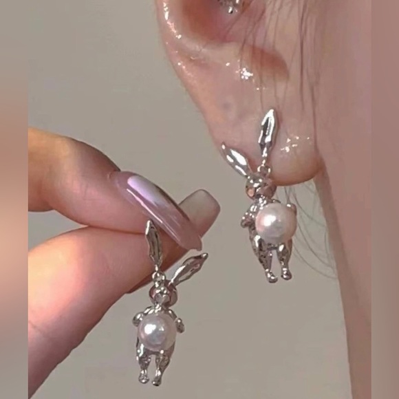 Pearl Bunny Belly Rabbit Hare Abstract Irregular Hinged Ear Swinging Moving Stud - Picture 2 of 11